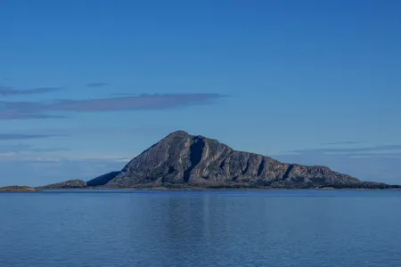 Lac calme en montagne image libre de droit