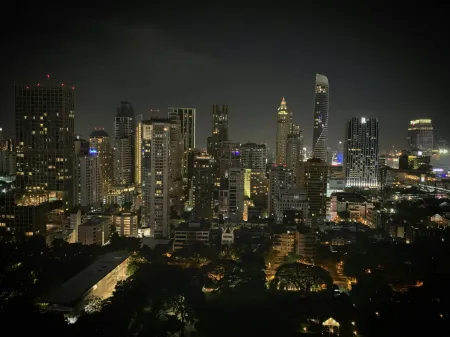 Ville moderne de nuit image libre de droit