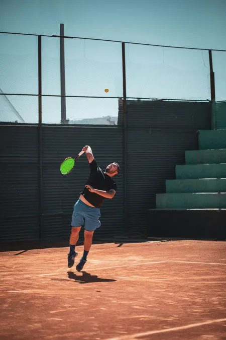 Tennis service en mouvement image libre de droit