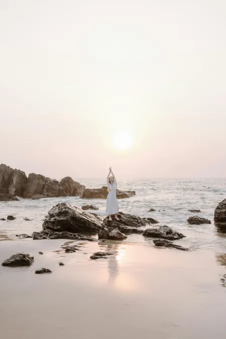 Une femme à la plage image libre de droit
