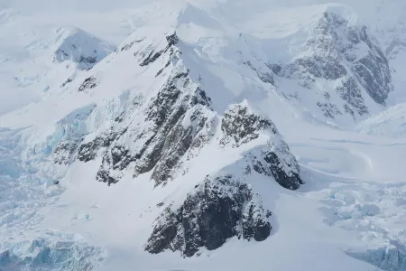 Des montagnes dans la neige image libre de droit