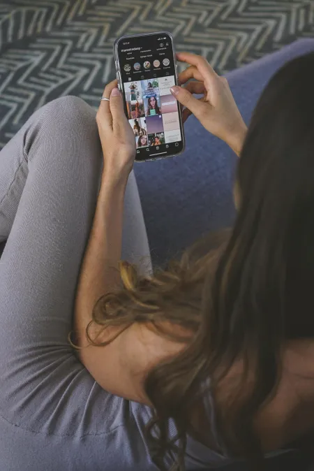 une femme avec son smartphone image libre de droit