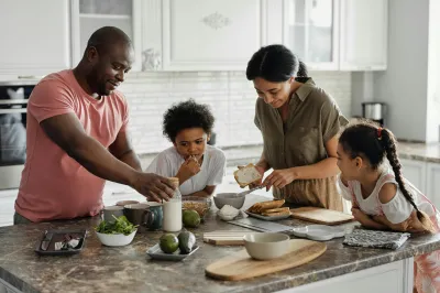 Une famille à table