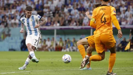 Tir puissant d’un joueur lors d’un match international image libre de droit