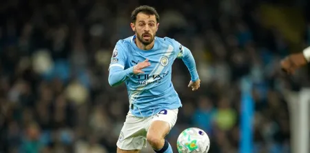 Joueur de football en pleine action avec le ballon image libre de droit