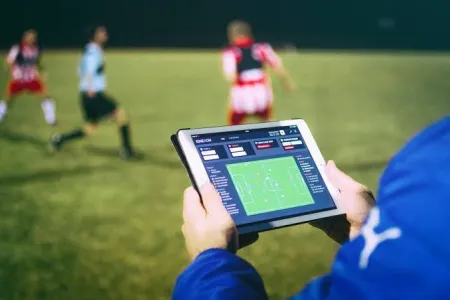 Analyse tactique de football sur tablette pendant un match image libre de droit