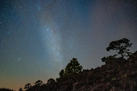 Voie lactée au-dessus d’un paysage montagneux image libre de droit